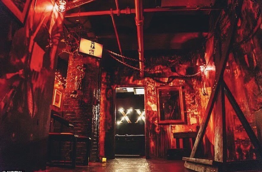 Νέα Υόρκη: Πώς το πιο καυτό κλαμπ της πόλης διοργανώνει σεξ πάρτι με… social distancing!