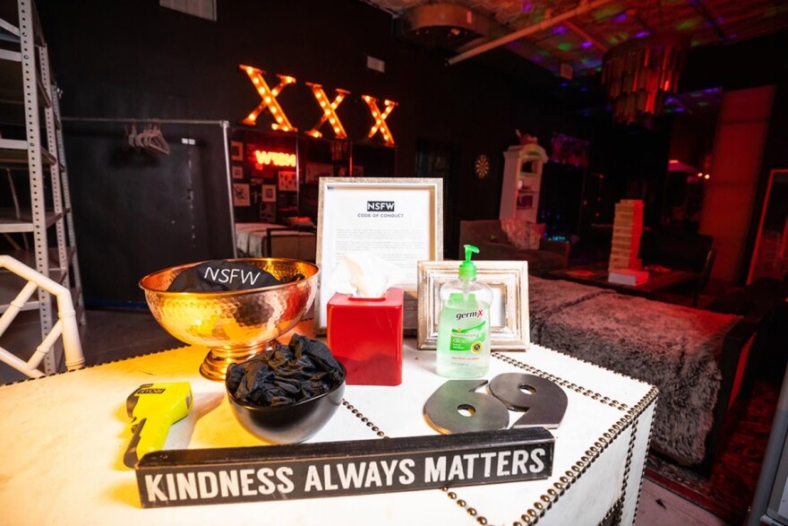 Νέα Υόρκη: Πώς το πιο καυτό κλαμπ της πόλης διοργανώνει σεξ πάρτι με… social distancing!