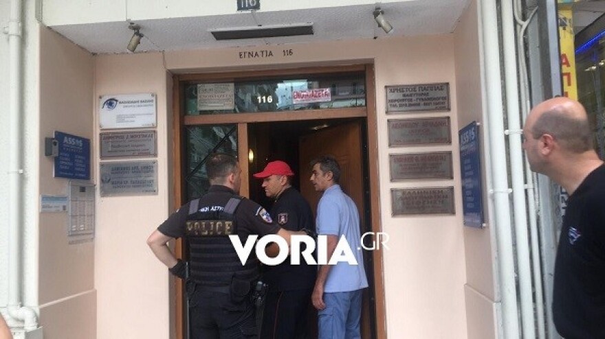 Σοκ στη Θεσσαλονίκη: Καμένο πτώμα βρέθηκε σε πρασιά πολυκατοικίας