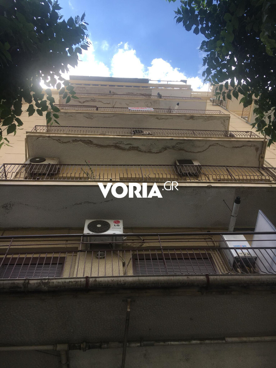 Σοκ στη Θεσσαλονίκη: Καμένο πτώμα βρέθηκε σε πρασιά πολυκατοικίας