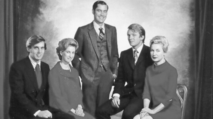 Ντόναλντ Τραμπ: Τρία βιβλία βγάζουν τα... «άπλυτα» στη φόρα