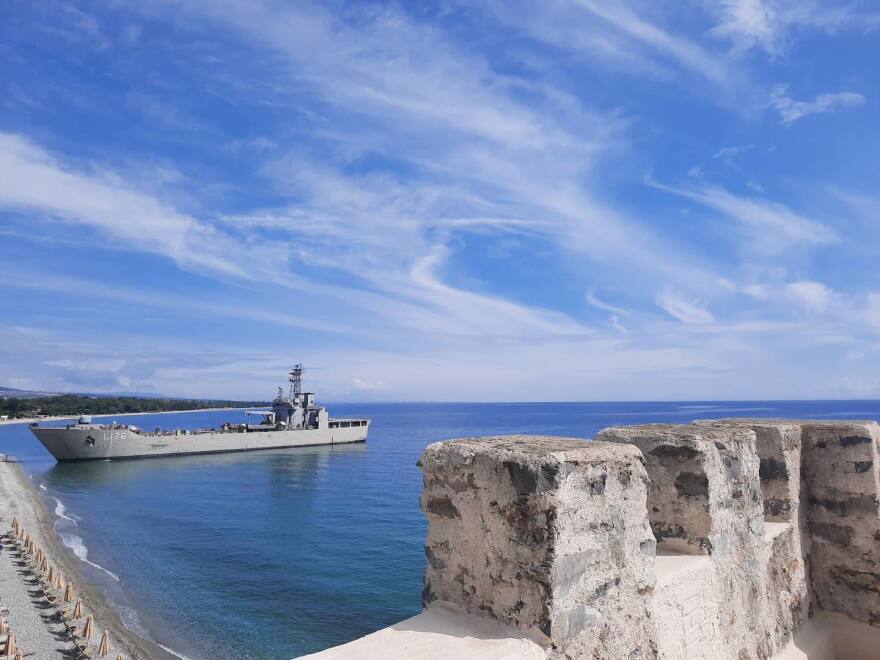 Δεν είναι... photoshop: Αρματαγωγό του Πολεμικού Ναυτικού «έδεσε» μπροστά σε beach bar στην Πιερία!