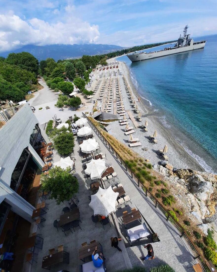 Δεν είναι... photoshop: Αρματαγωγό του Πολεμικού Ναυτικού «έδεσε» μπροστά σε beach bar στην Πιερία!