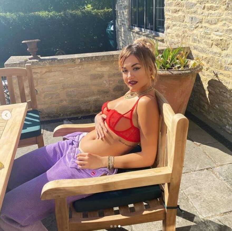 Η Ρίτα Όρα δεν βρήκε το μπικίνι της και πόζαρε με το ημιδιάφανο σουτιέν της 