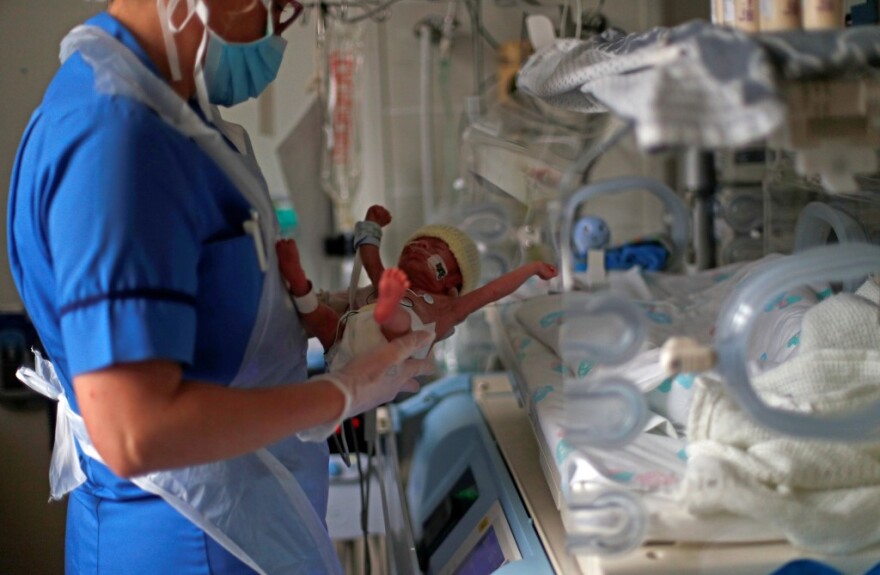 Κορωνοϊός - Βρετανία: Κέρδισε τη μάχη για τη ζωή ο μικρός Τίο που γεννήθηκε ένα κιλό εν μέσω πανδημίας