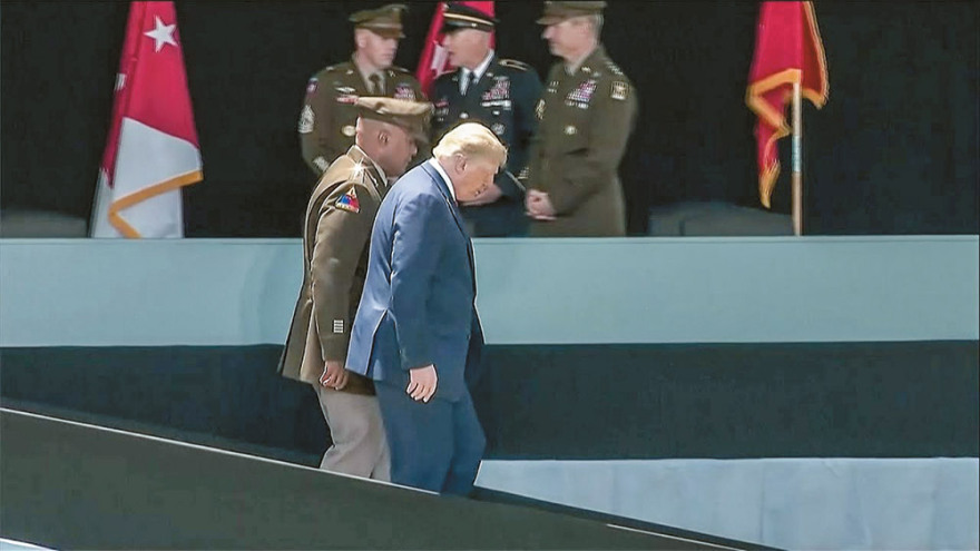 Ντόναλντ Τραμπ: Τρία βιβλία βγάζουν τα... «άπλυτα» στη φόρα