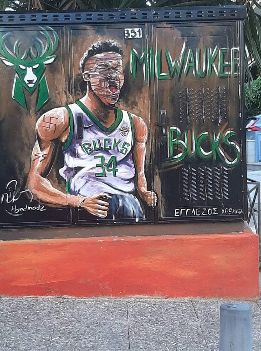 Αντετοκούνμπο: Βανδάλισαν το γκράφιτι του Γιάννη με σύμβολα των Ναζί