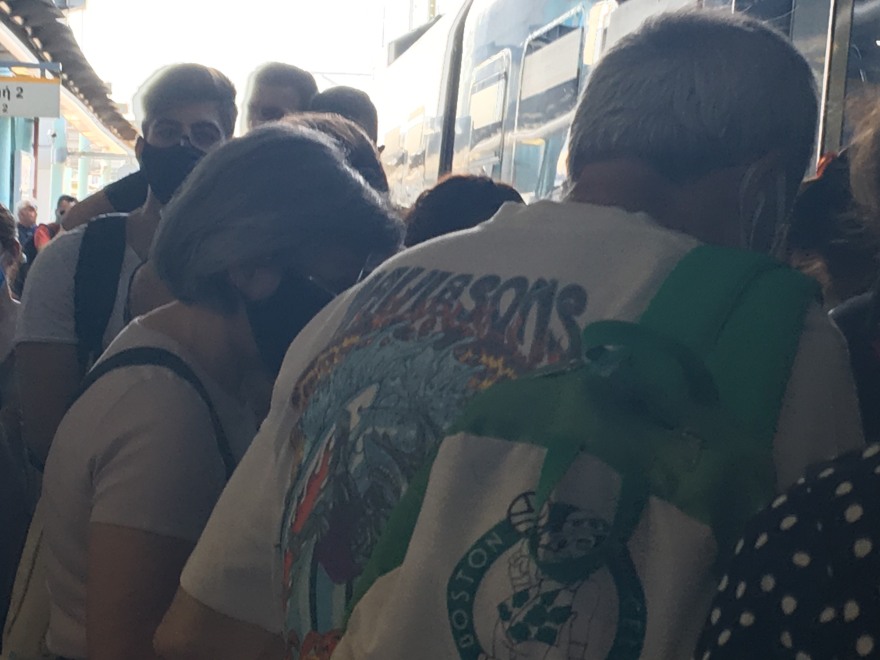 Προαστιακός: «Πατείς με, πατώ σε» μετά τη στάση εργασίας - Φωτογραφίες 