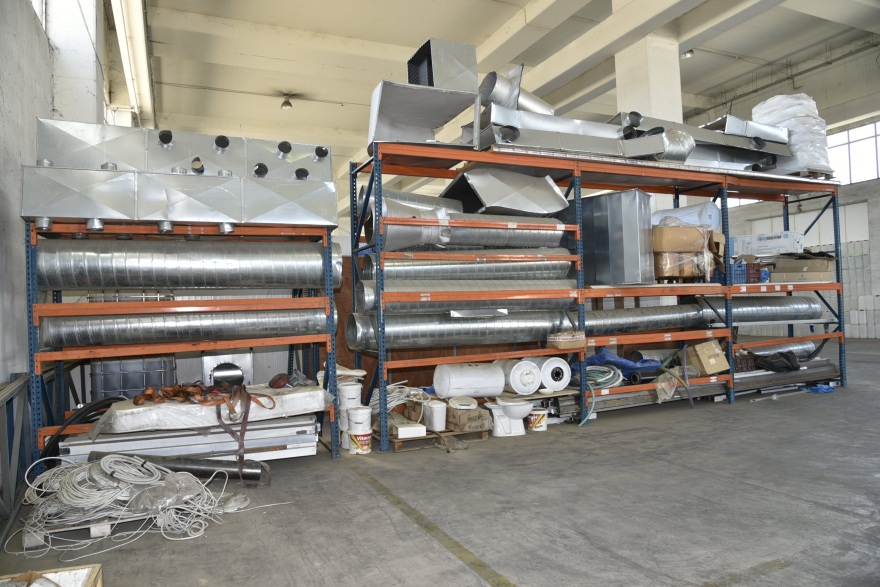 Ασπρόπυργος: Τέσσερις συλλήψεις σε εργοστάσιο «φάντασμα» με λαθραία τσιγάρα