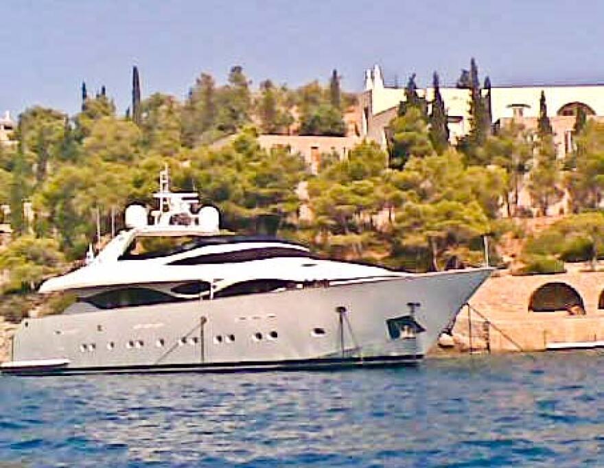 Folli-Follie: Παραμένει δεσμευμένη η πολυτελής θαλαμηγός της οικογένειας Κουτσολιούτσου 