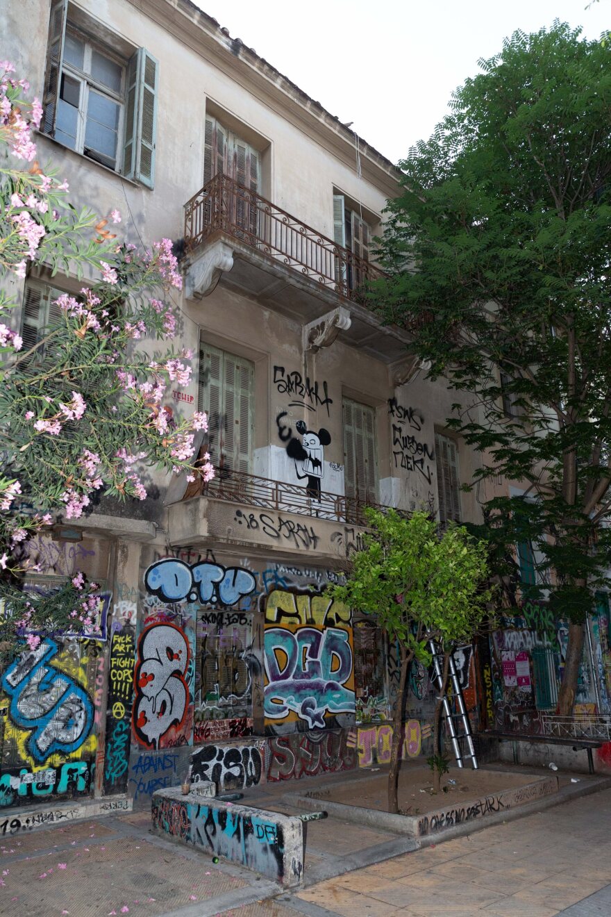 Βίντεο: Η επιχείρηση εκκένωσης δυο υπό κατάληψη κτιρίων στα Εξάρχεια 