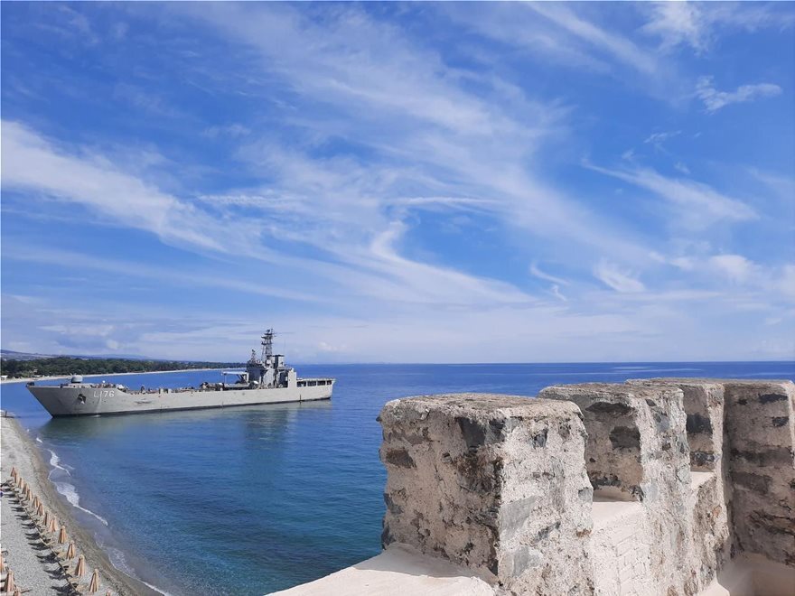 Εντυπωσιακές εικόνες: Μετά την Πιερία το αρματαγωγό Λέσβος έδεσε στην Τήλο 
