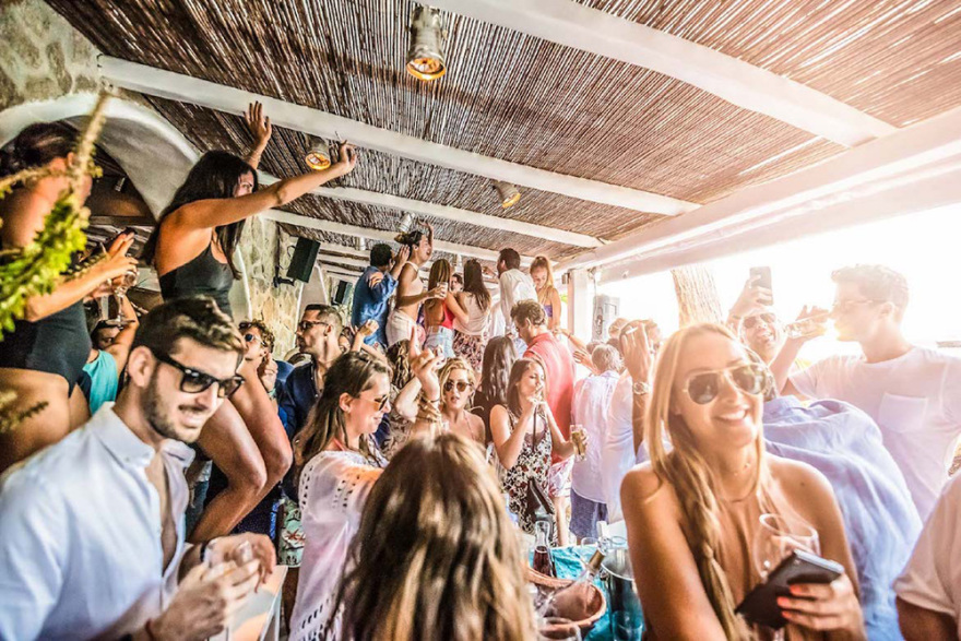 «Το κλάμα βγήκε από τη... Μύκονο»: Στο ναδίρ οι κρατήσεις - Ανοίγει ξανά το Alemagou, αλλά...