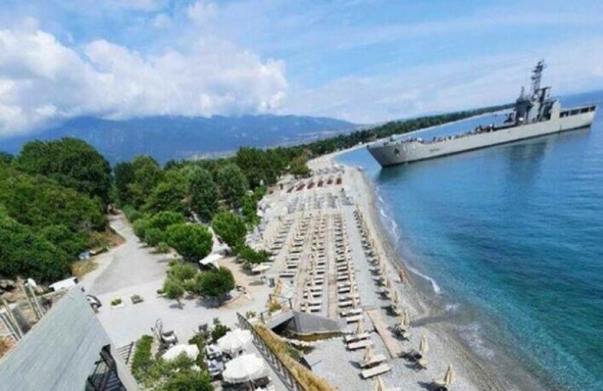 Εντυπωσιακές εικόνες: Μετά την Πιερία το αρματαγωγό Λέσβος έδεσε στην Τήλο 