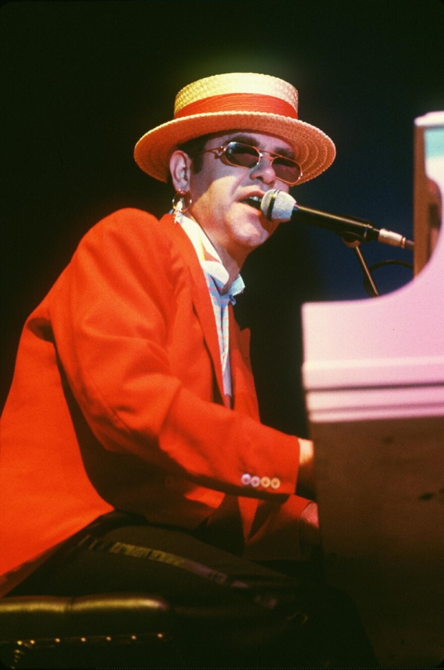 Μπελάδες για τον Έλτον Τζον: Η Γερμανίδα πρώην σύζυγός του, τον «σέρνει» στα δικαστήρια