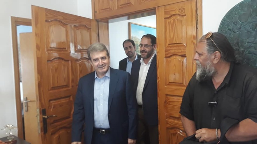 Στα Ανώγεια ο Χρυσοχοΐδης: Η μαντινάδα όλο… νόημα για τις βεντέτες