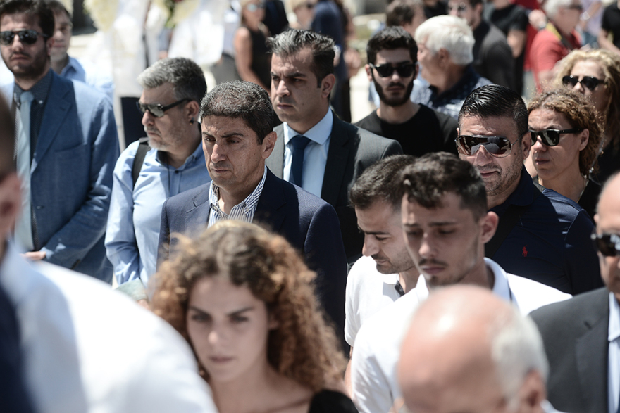 Συγκίνηση στο «τελευταίο αντίο» του Νίκου Αλέφαντου