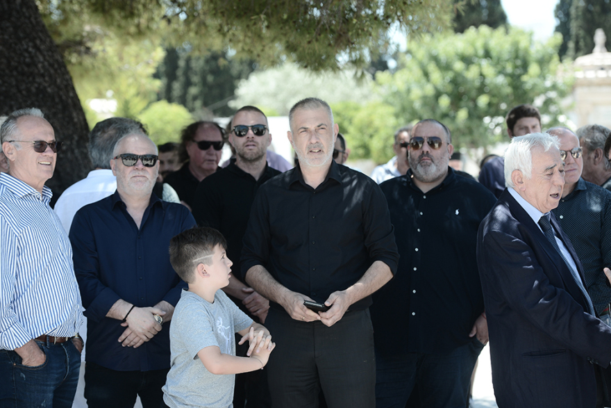 Συγκίνηση στο «τελευταίο αντίο» του Νίκου Αλέφαντου