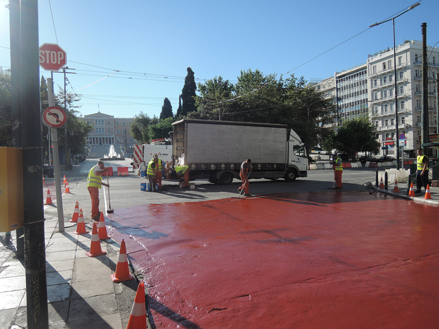 Μεγάλος Περίπατος: Η «εγχείρηση» στο Σύνταγμα άρχισε χωρίς επιπλοκές