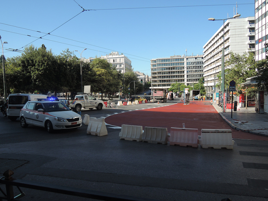 Μεγάλος Περίπατος: Η «εγχείρηση» στο Σύνταγμα άρχισε χωρίς επιπλοκές