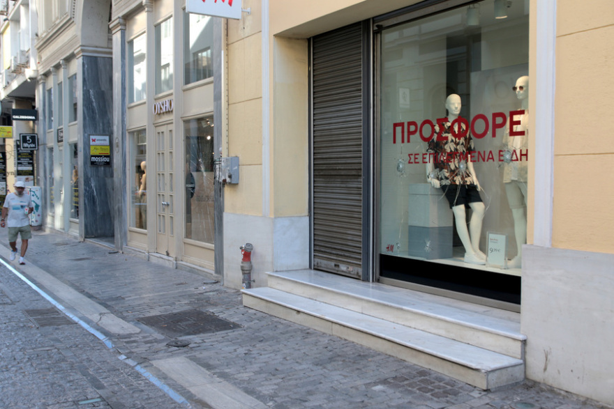 Ερμού: Καταδρομική επίθεση αγνώστων με βαριοπούλες - Έσπασαν βιτρίνες καταστημάτων