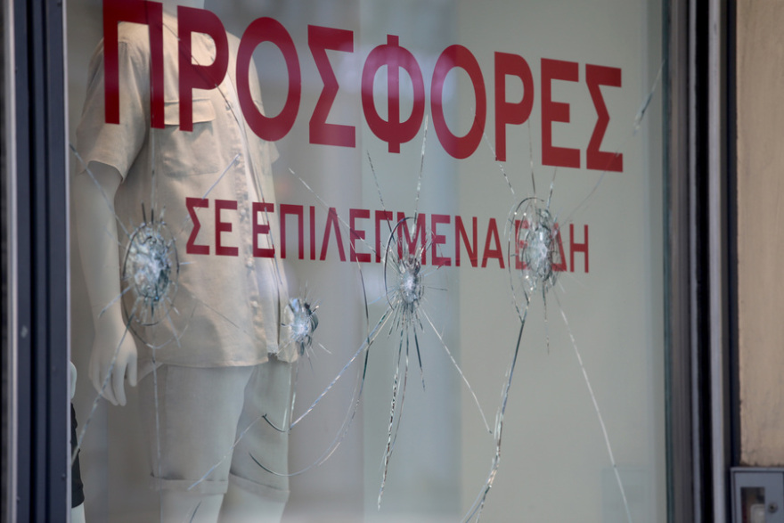 Ερμού: Καταδρομική επίθεση αγνώστων με βαριοπούλες - Έσπασαν βιτρίνες καταστημάτων
