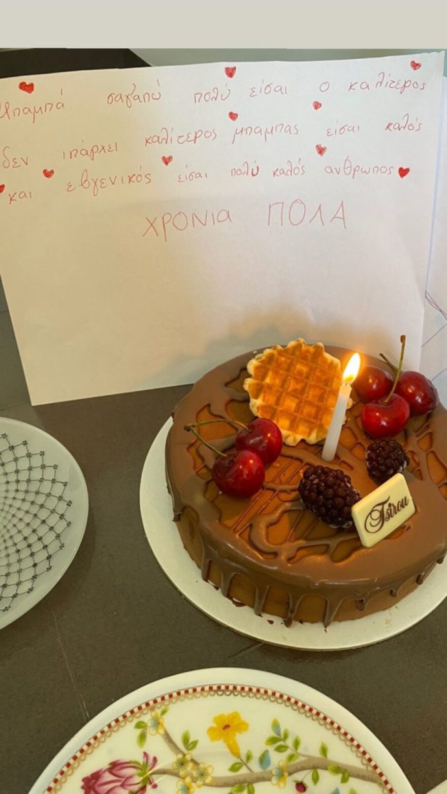 Βικτώρια Καρύδα: Η τούρτα γενεθλίων στον τάφο του δολοφονημένου Γιάννη Μακρή - Τα συγκλονιστικά σημειώματα των παιδιών τους