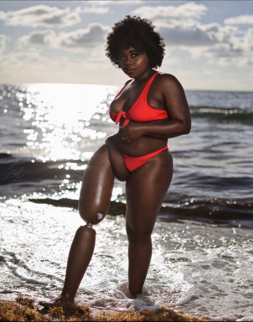 Marsha Elle: Η μαύρη Playmate με το πρόσθετο πόδι εμπνέει την τέχνη