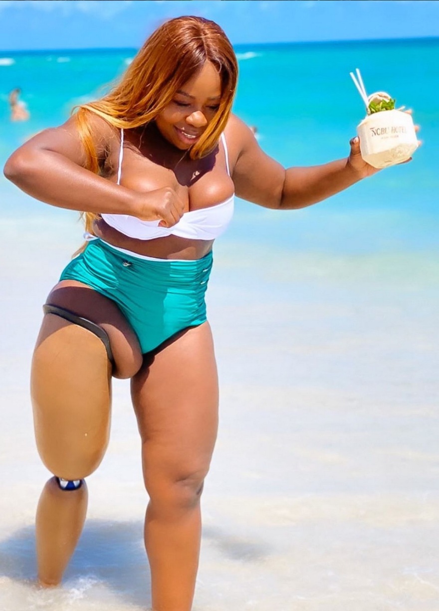 Marsha Elle: Η μαύρη Playmate με το πρόσθετο πόδι εμπνέει την τέχνη