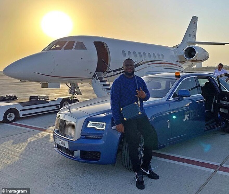 Ο Νιγηριανός influencer που αγαπούσε τη Σαντορίνη και έκλεψε 350 εκατ. από θύματα followers