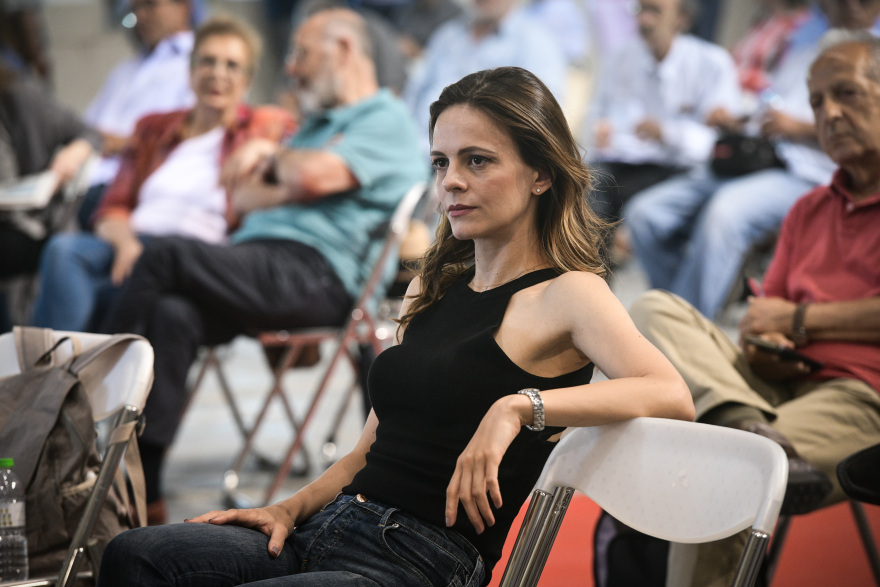 ΣΥΡΙΖΑ: «Στροφή» πριν την πτώση επιχειρεί η Κουμουνδούρου – Το «μαγαζί» γκρεμίζει τις ισορροπίες  