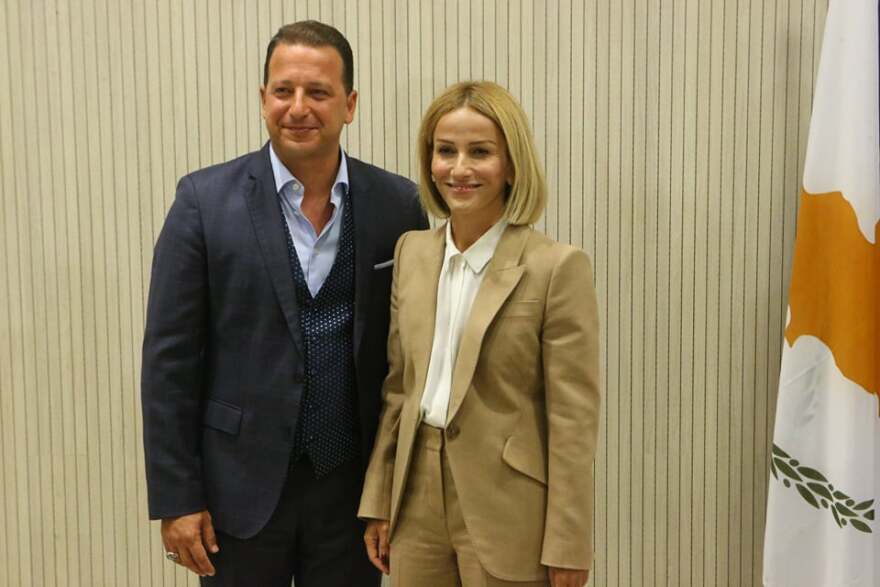 Κύπρος: Το θερμό φιλί στη νέα υπουργό Δικαιοσύνης - Χαμός στο Twitter