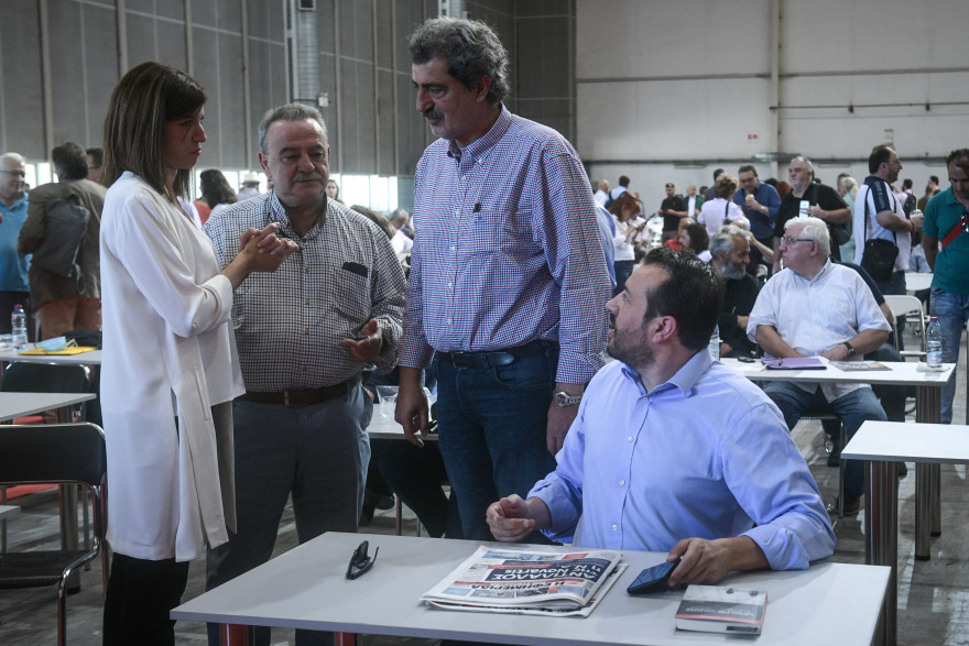 ΣΥΡΙΖΑ: «Στροφή» πριν την πτώση επιχειρεί η Κουμουνδούρου – Το «μαγαζί» γκρεμίζει τις ισορροπίες  