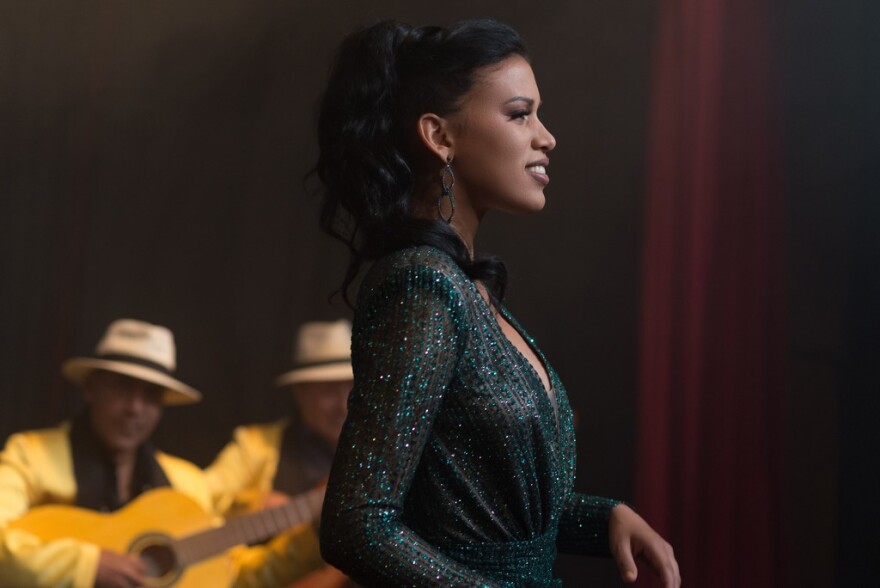 Πρώτη φορά: Ο 95χρονος Μίμης Πλέσσας σε videoclip - «Αν είναι η αγάπη αμαρτία» με την εξωτική Rosanna Mailan