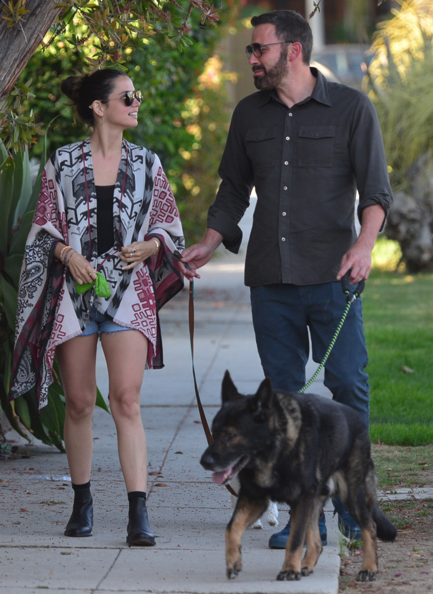 Μπεν Άφλεκ: Βόλτα με τα σκυλιά και το νέο του αμόρε