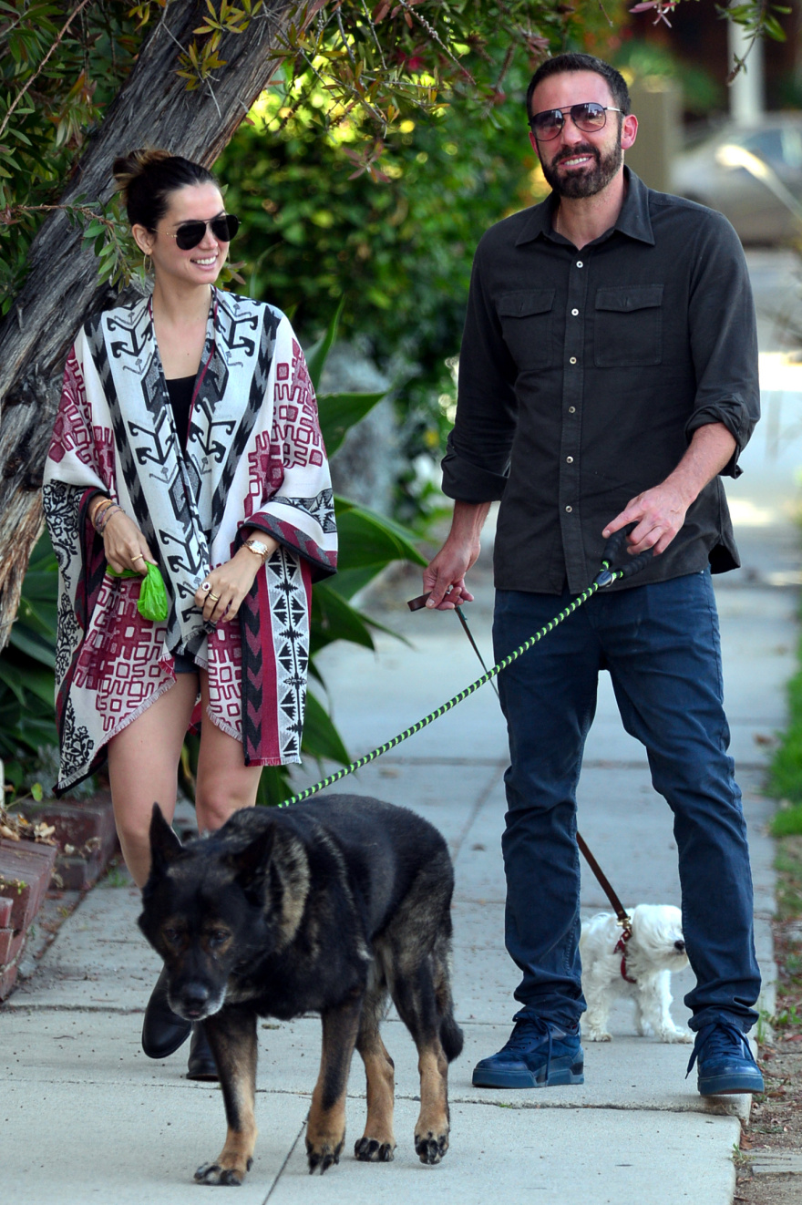 Μπεν Άφλεκ: Βόλτα με τα σκυλιά και το νέο του αμόρε