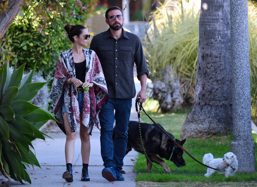 Μπεν Άφλεκ: Βόλτα με τα σκυλιά και το νέο του αμόρε