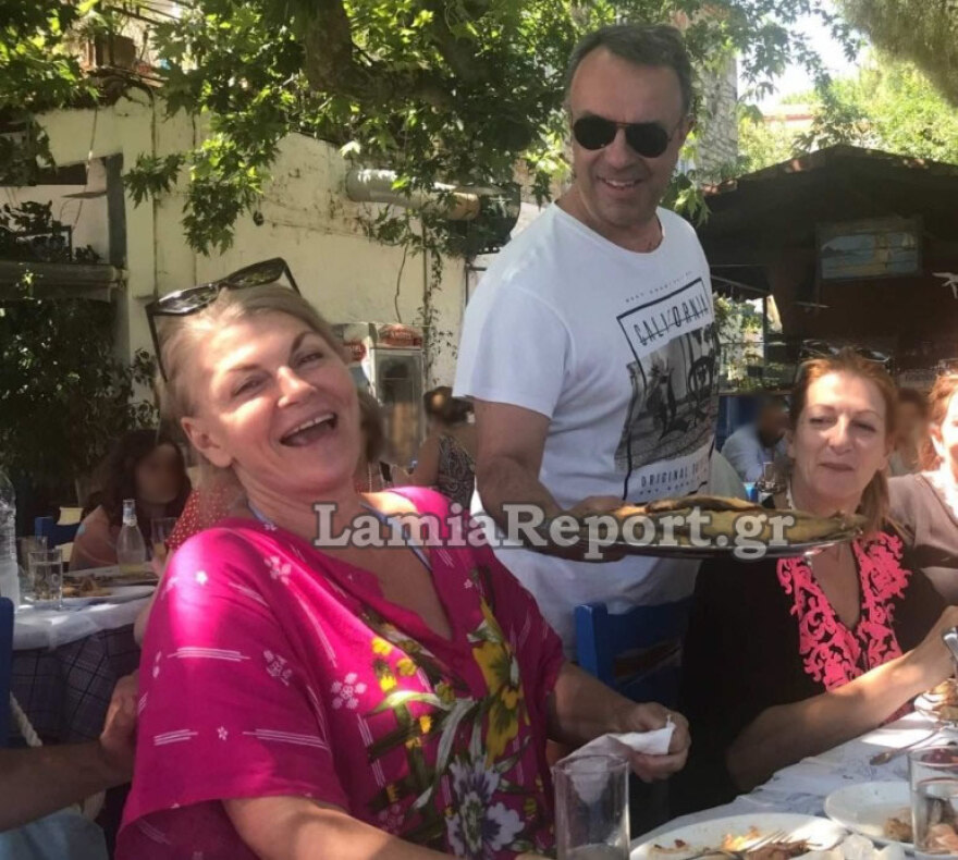 Ο Χρήστος Σταϊκούρας σε ρόλο... σερβιτόρου!