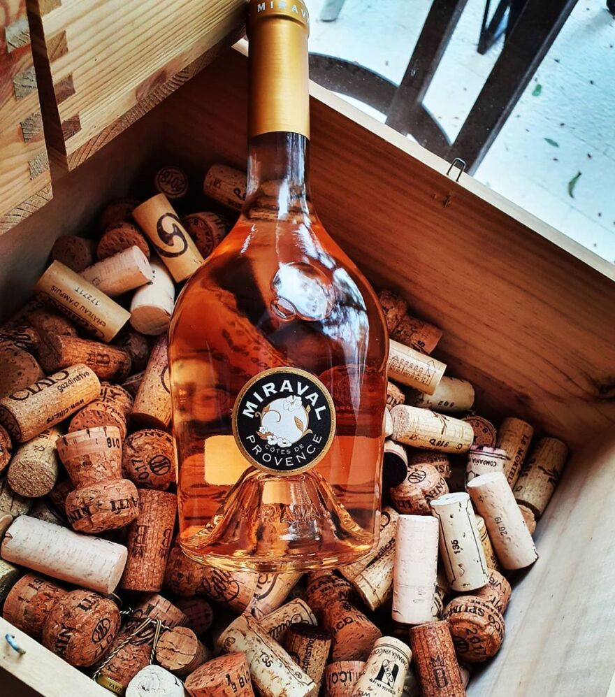 Μπραντ Πιτ: Το εξώφυλλο στο Paris Match και η ροζέ σαμπάνια