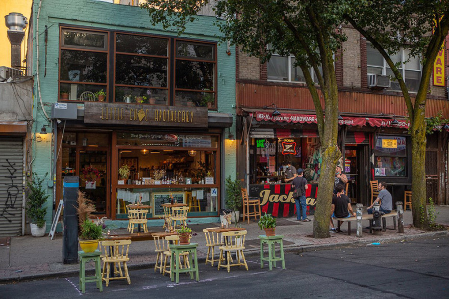 Η ζωή επιστρέφει στη Νέα Υόρκη: Η πανδημία σε ύφεση - Ανοίγουν μπαρ και εστιατόρια