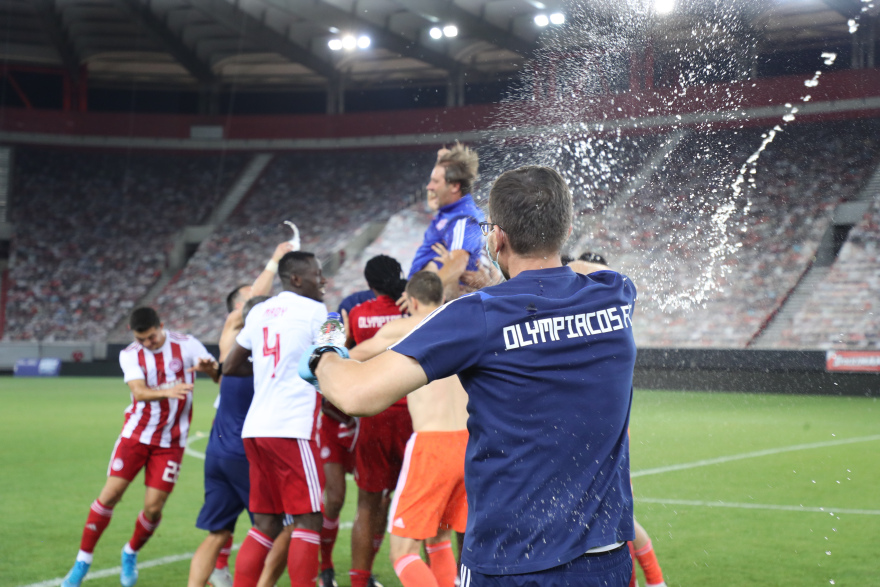 Οι πανηγυρισμοί του Ολυμπιακού για το πρωτάθλημα - Οι παίκτες «μπουγέλωσαν» τον Μαρτίνς!