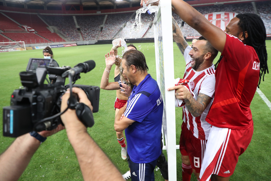 Οι πανηγυρισμοί του Ολυμπιακού για το πρωτάθλημα - Οι παίκτες «μπουγέλωσαν» τον Μαρτίνς!