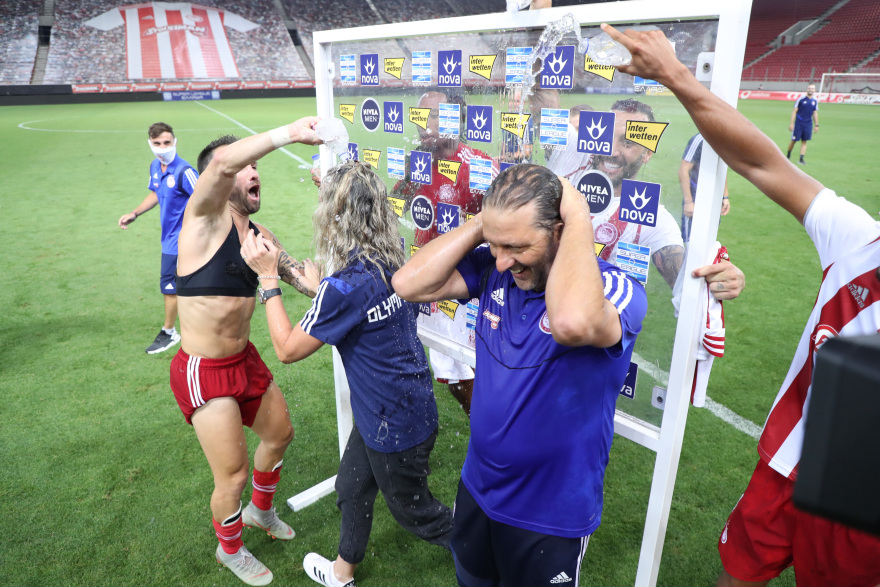 Οι πανηγυρισμοί του Ολυμπιακού για το πρωτάθλημα - Οι παίκτες «μπουγέλωσαν» τον Μαρτίνς!