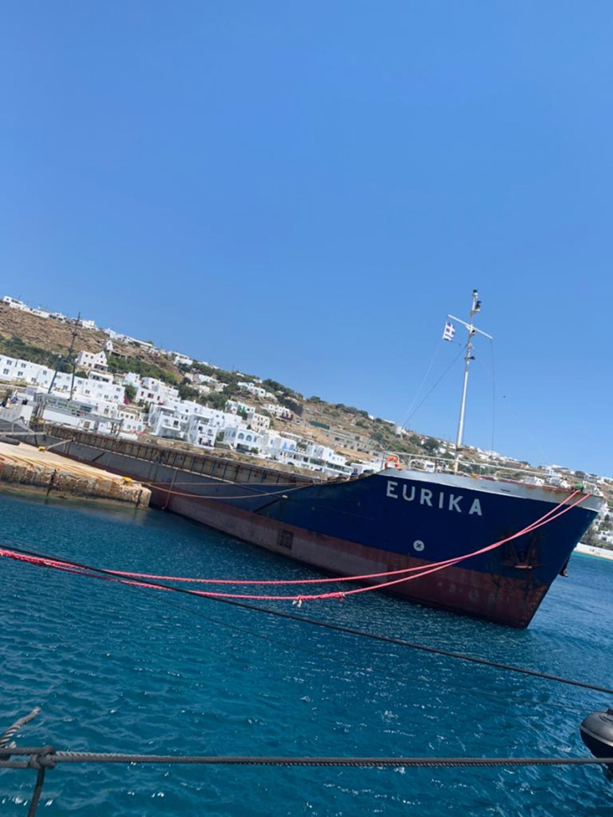 Μύκονος: Καράβι «μπλοκάρει» το παλιό λιμάνι - Έντονες αντιδράσεις 