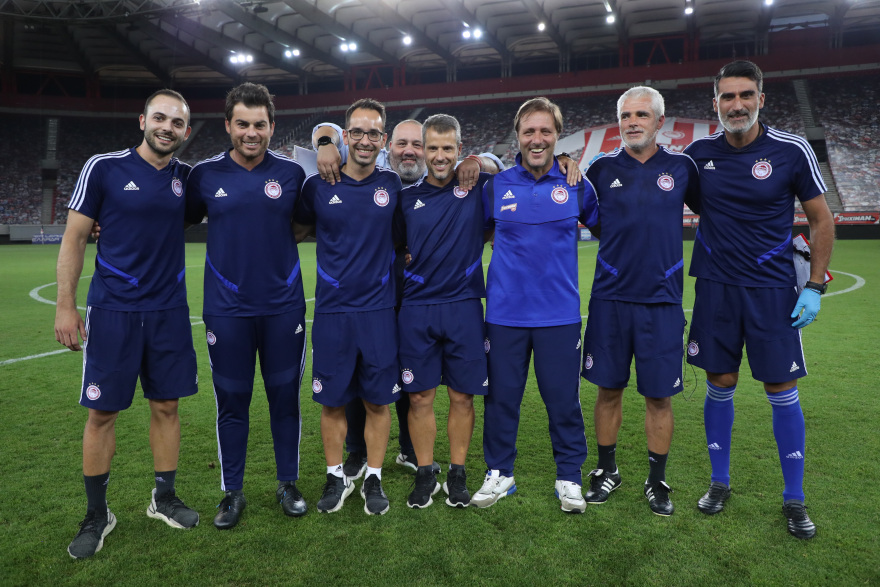 Οι πανηγυρισμοί του Ολυμπιακού για το πρωτάθλημα - Οι παίκτες «μπουγέλωσαν» τον Μαρτίνς!