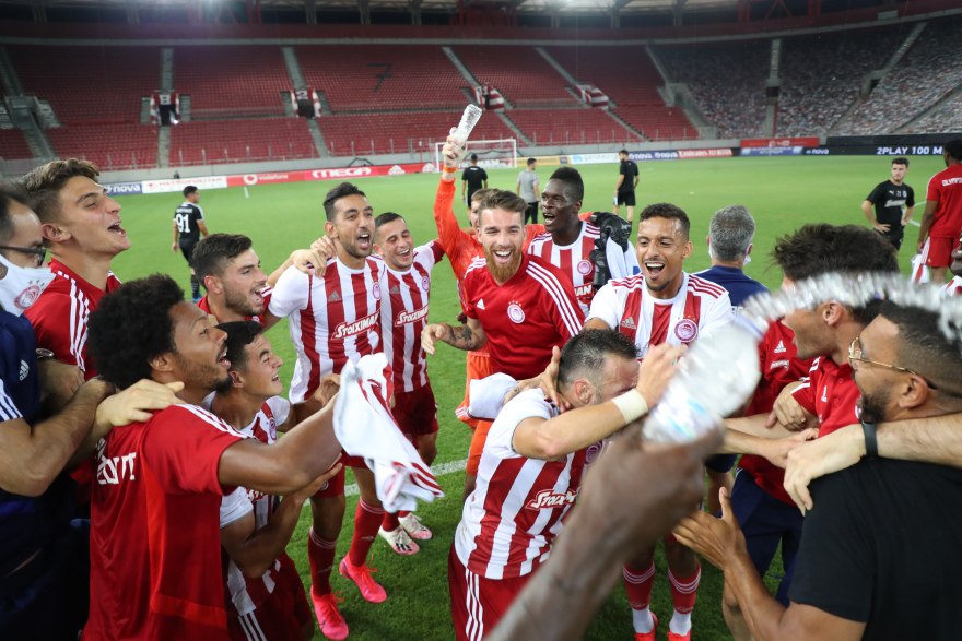 Οι πανηγυρισμοί του Ολυμπιακού για το πρωτάθλημα - Οι παίκτες «μπουγέλωσαν» τον Μαρτίνς!