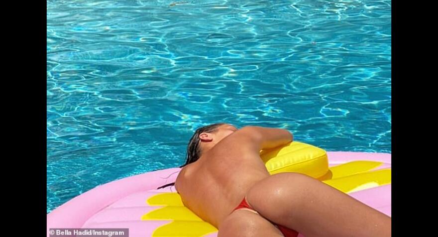 Μπέλα Χαντίντ: Η «απόλυτη φαντασίωση» στην πισίνα - Topless, ξαπλωμένη πάνω στο ροζ στρώμα 