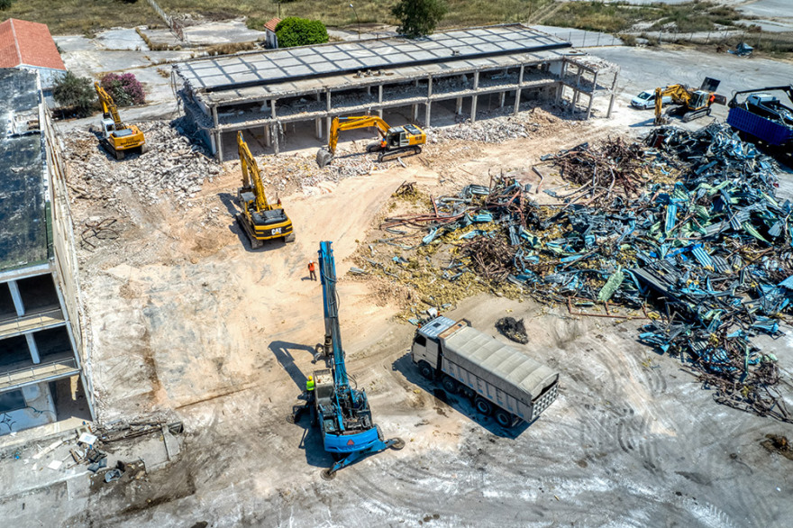 Ελληνικό: Μπήκαν οι μπουλντόζες - Ξεκίνησαν εργασίες κατεδάφισης