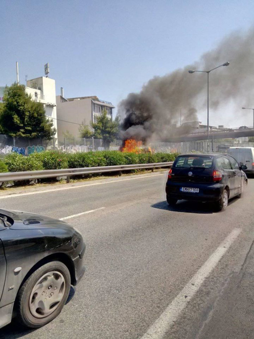 Φωτιά σε σχολικό στην Εθνική Οδό - Μποτιλιάρισμα στον δρόμο