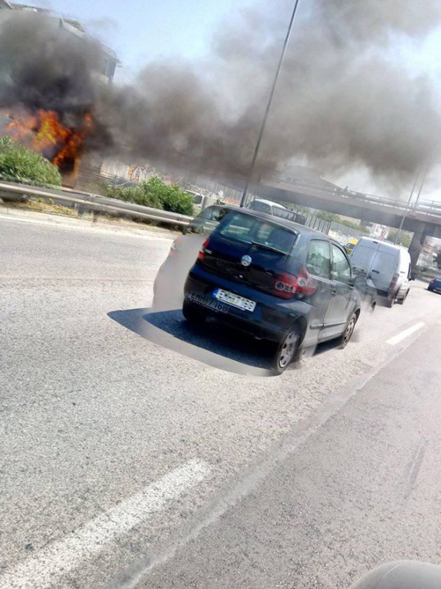 Φωτιά σε σχολικό στην Εθνική Οδό - Μποτιλιάρισμα στον δρόμο